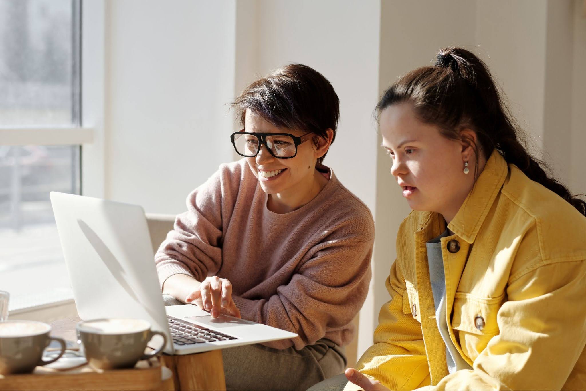 A California SDP participant and her loved one search for potential independent facilitators on a laptop